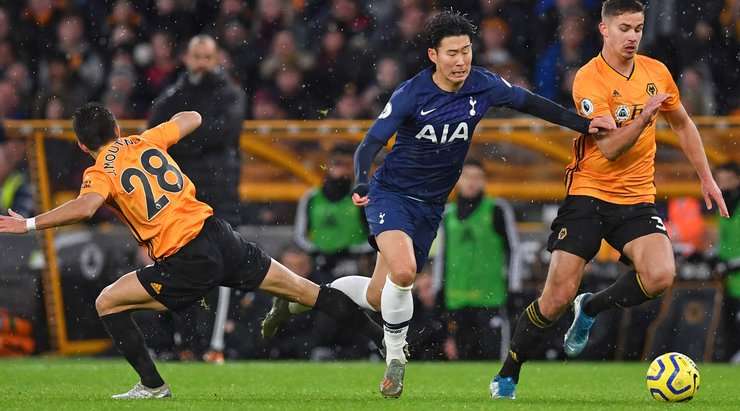 Thẻ phạt. Joao Moutinho (Wolves) đã phải nhận 1 chiếc thẻ cảnh cáo của trọng tài.