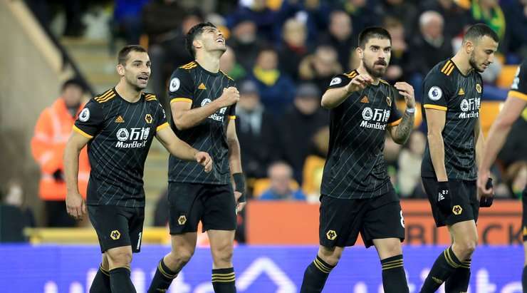Vào! Raul Jimenez (Wolves) đã có mặt đúng lúc đúng chỗ để lấy bóng bật ra trong vòng cấm, và anh ấy sút bóng vào nóc lưới. Tỉ số là 1:2.