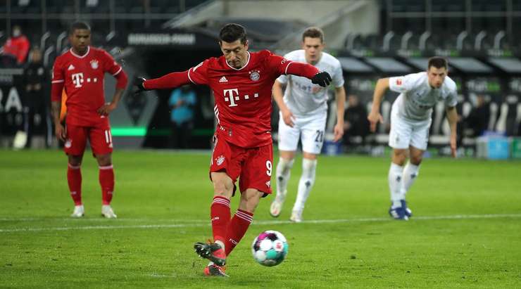 Vào! Robert Lewandowski (Bayern Munich) giành chiến thắng trên chấm phạt đền bằng một cú sút không thể cản phá, vượt qua tầm với của thủ môn Yann Sommer vào góc trái khung thành.