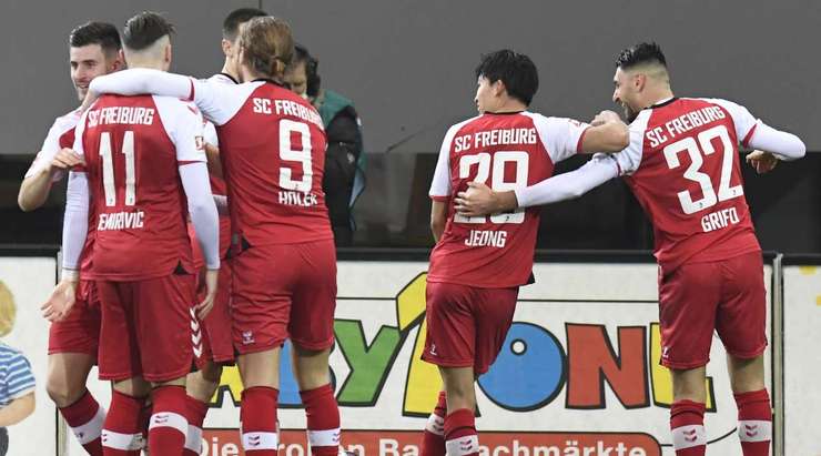 Vào - 1:0! Woo-Yeong Jeong (Freiburg) thử vận may của mình từ rìa vòng cấm và ghi bàn với một cú sút chính xác đi vào phía trong cột dọc bên trái. Vincenzo Grifo kiến tạo thành bàn.