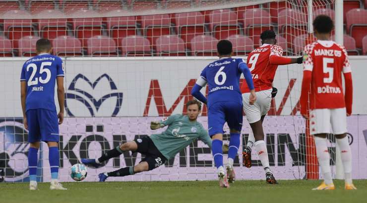 Vào! Jean-Philippe Mateta (Mainz) tinh quái dừng lại một nhịp trước khi sút, chờ cho thủ môn Frederik Ronnow đổ người trước khi bình tĩnh đưa bóng vào góc trái khung thành.