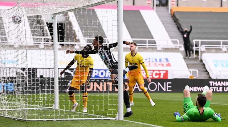 Vào! Joseph Willock (Newcastle Utd) đã có mặt đúng lúc đúng chỗ để chộp lấy bóng bật ra trong vòng cấm, và anh ấy sút bóng thành bàn. Tỉ số là 2:2.