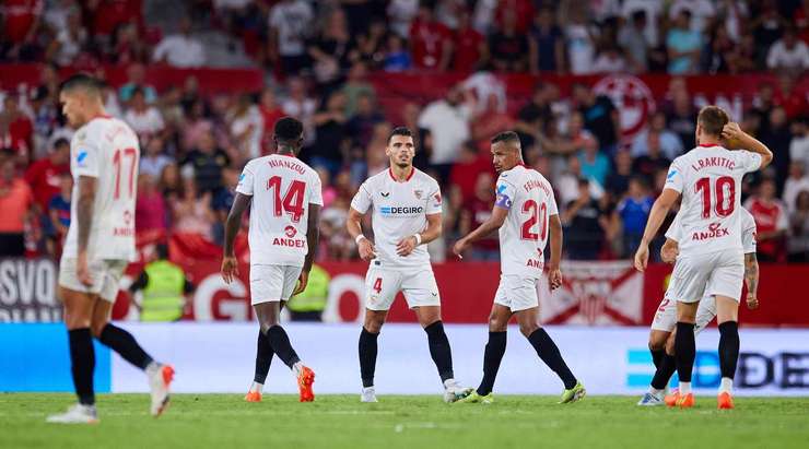 Vào! Thủ môn Sergio Asenjo phạm một sai lầm tồi tệ và Karim Rekik (Sevilla) đã không gặp khó khăn gì để đưa bóng vào lưới, 1:1.