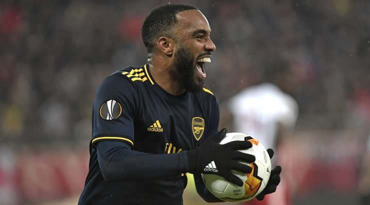 Vào! Bukayo Saka dọn cỗ cho Alexandre Lacazette (Arsenal), người ghi bàn với một pha dứt điểm cự li gần đơn giản. Tỉ số là 0:1.