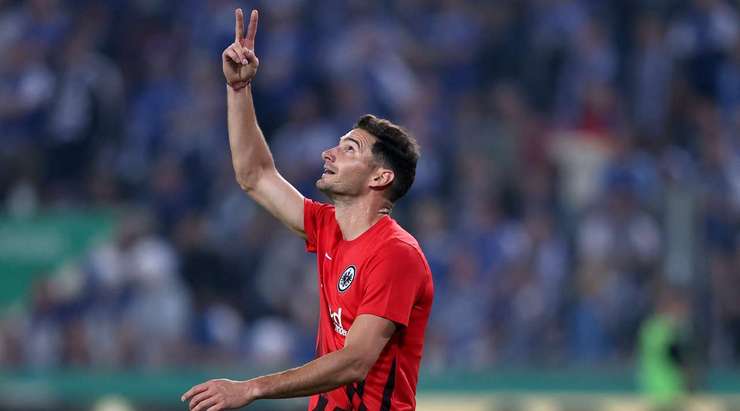 Lucas Alario (Eintracht Frankfurt) nhận một đường chuyền thú vị bên trong vòng cấm và anh sút bóng lọt qua thủ môn vào lưới. Một pha dứt điểm xuất sắc!