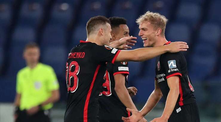Một tuyệt phẩm ngay ngoài vòng cấm! Gustav Isaksen (Midtjylland) sút bóng với một tốc độ và lực sút kinh hoàng vào góc thấp bên phải khung thành.