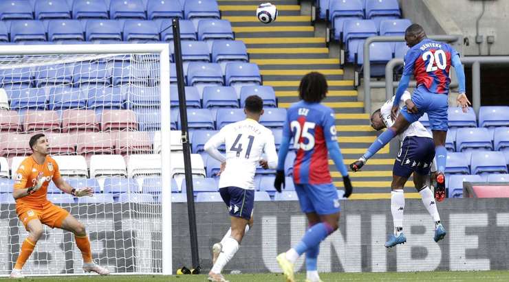 Christian Benteke (Crystal Palace) đón một quả tạt xuất sắc của đồng đội và đánh đầu tung lưới khung thành đối phương.
