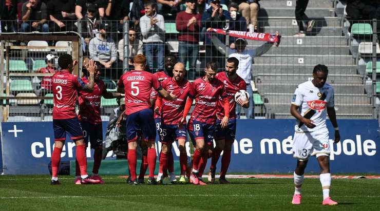 Vào! Grejohn Kyei (Clermont) giành chiến thắng trên chấm phạt đền bằng một cú sút không thể cản phá, vượt qua tầm với của thủ môn Paul Bernardoni vào góc thấp bên trái.