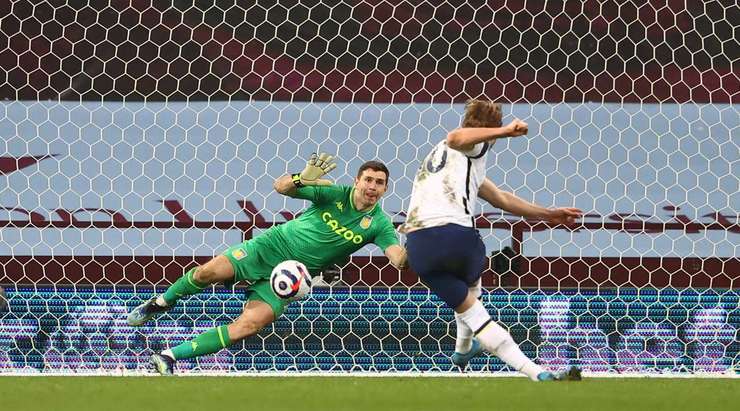 Vào! Harry Kane (Tottenham) tinh quái dừng lại một nhịp trước khi sút, chờ cho thủ môn Emiliano Martinez đổ người trước khi bình tĩnh đưa bóng vào góc thấp bên trái.
