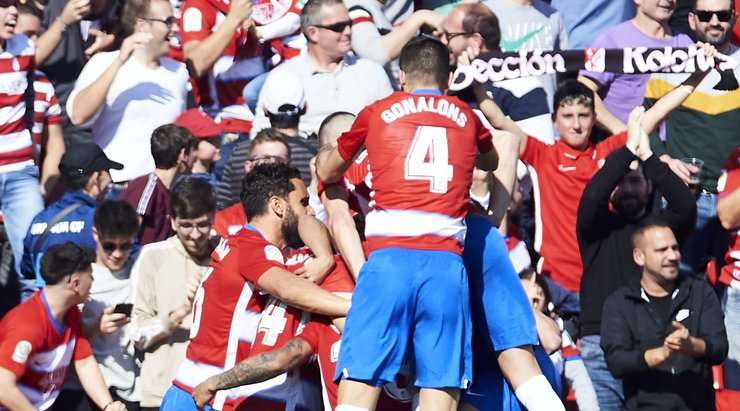 Một nỗ lực cá nhân đáng kinh ngạc của Carlos Fernandez (Granada CF) kết thúc với một cú sút từ trong vòng cấm. Bóng đi rất căng vào góc cao bên phải khung thành và thay đổi tỉ số thành 2:1. Thủ môn Diego Lopez đã không thể làm được gì.