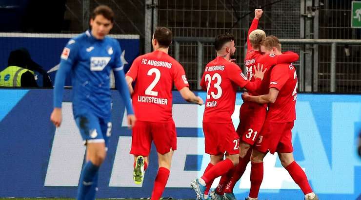 Vào! Fredrik Jensen (Augsburg) dứt điểm từ cự li gần với một cú sút dễ dàng và anh ấy thay đổi tỉ số thành 1:3. Kiến tạo bởi Florian Niederlechner.