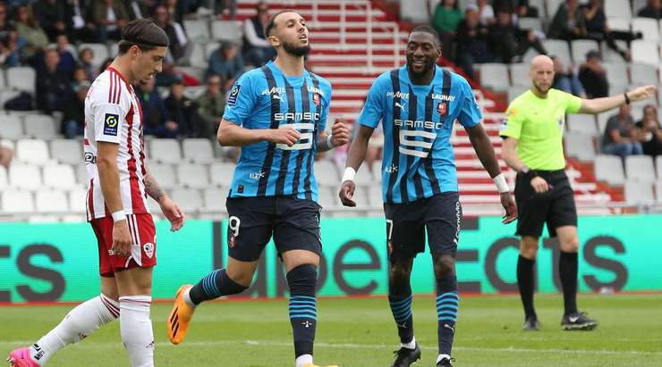 Bóng đã đi vào lưới! Hamari Traore thực hiện một đường chọc khe chuẩn xác cho Amine Gouiri (Rennes) và cầu thủ này bứt tốc vào vòng cấm để tung một cú sút tuyệt đẹp vào góc dưới bên trái. Tỉ số đã được thay đổi thành 0:5.