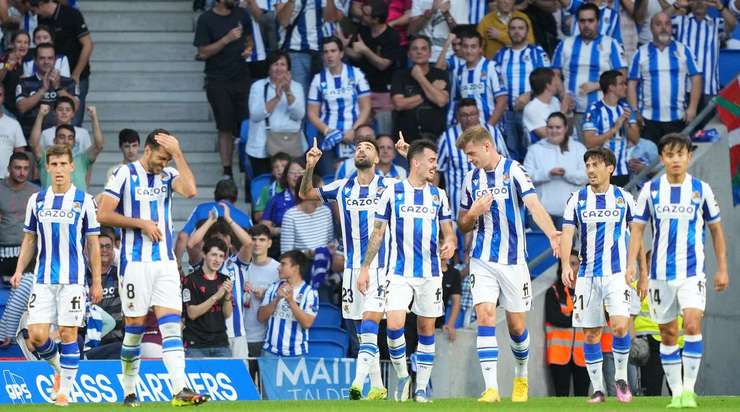Brais Mendez (Real Sociedad) đón đường căng ngang hoàn hảo vào sâu bên trong vòng cấm từ Mikel Merino và khống chế bóng một cách tinh tế. Tiếp theo, anh tung một cú sút chìm vào ngay giữa khung thành, nâng tỉ số lên: 1:0.