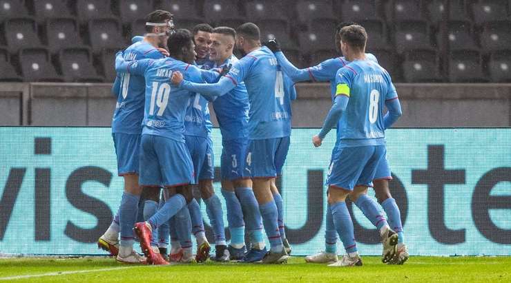 Ivan Schranz (Slavia Prague) vừa thể hiện khả năng ma thuật của mình! Bàn thắng đến từ một cú sút đưa bóng vào góc cao bên trái khung thành!
