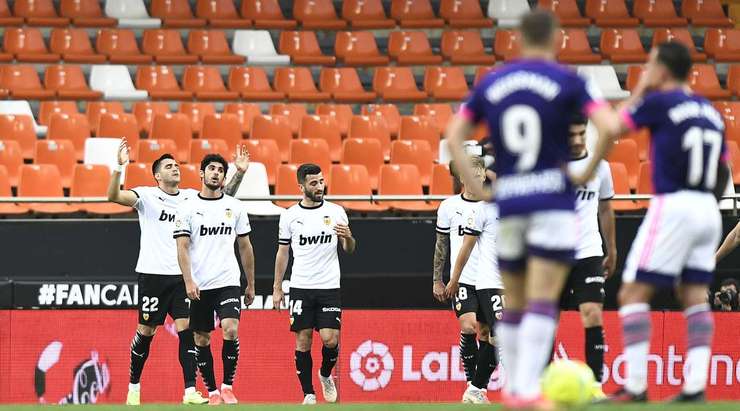 Maximiliano Gomez (Valencia) đón một đường chuyền trong vòng cấm và ghi bàn với một cú sút mạnh vào góc thấp bên phải. Thủ môn đã không thể làm gì được.