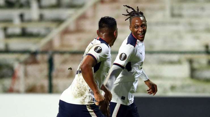 Joe Aribo (Rangers) nhận một đường chuyền tuyệt vời của đồng đội và tung một cú sút xa, đưa bóng vượt qua tầm với của thủ môn vào lưới. Một bàn thắng xuất sắc.