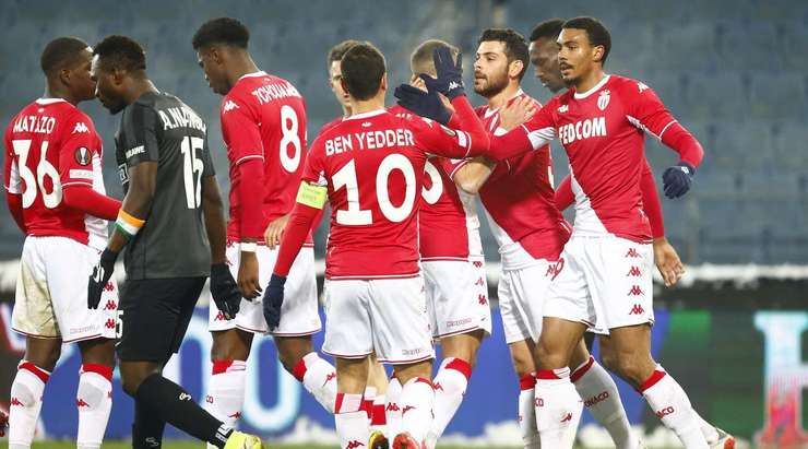 Vào! Kevin Volland (Monaco) vừa có bàn thắng theo một cách không thể dễ dàng hơn: đưa vào lưới trống từ cự ly rất gần sau khi bóng bị bật ra từ thủ môn. Tỉ số là 1:1.