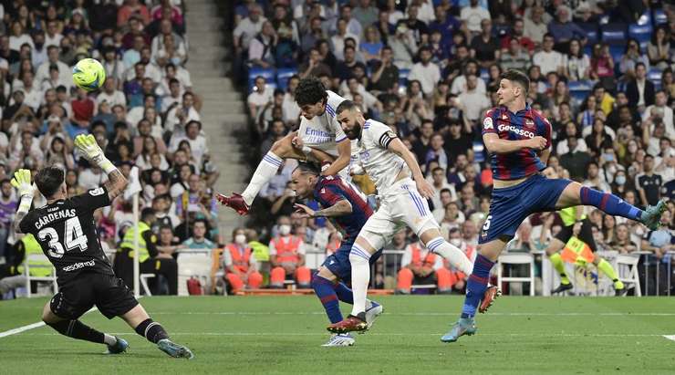 Vào rồi! Vinicius Junior thể hiện khả năng bao quát trận đấu bằng một đường chuyền dài vào đúng đà di chuyển của Karim Benzema (Real Madrid), người đã đánh đầu chuẩn không cần chỉnh từ cự ly gần vào chính giữa khung thành. Tỉ số là 2:0.