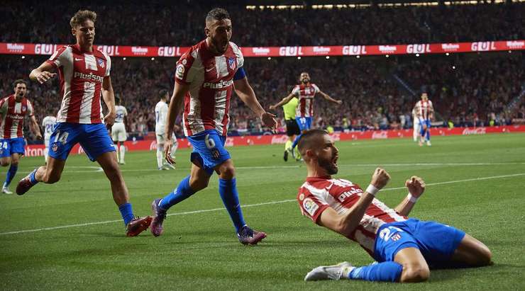 GOAL! Yannick Carrasco (Atl. Madrid) đá phạt đền thành công với một cú sút chìm về phía góc phải khung thành.