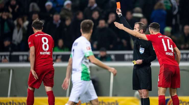 Javi Martinez (Bayern Munich) nhận một chiếc thẻ vàng từ tay của trọng tài chính, Marco Fritz. Và bởi vì nó là chiếc thứ hai trong trận đấu này, một chiếc thẻ đỏ được rút ra và Javi Martinez (Bayern Munich) bị đuổi.