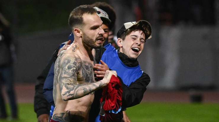 VÀO! Đó là một cú sút phạt đền tuyệt vời của Alexy Bosetti (Annecy) về phía góc thấp bên trái khung thành, không có một chút cơ hội nào cho thủ môn Kjetil Haug để cản phá!