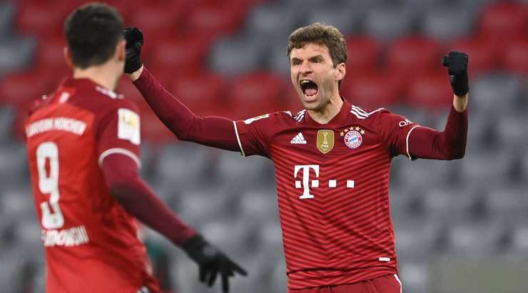 Vào! Thomas Muller (Bayern Munich) sút bóng bật ra vào góc trái phía dưới sau khi bóng đến chỗ anh ấy trong vòng cấm. Tỉ số là 1:0.