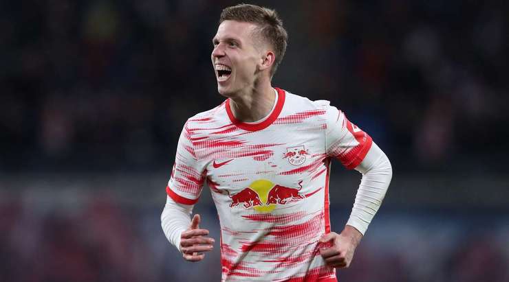 Dani Olmo (RB Leipzig) nhận đường chuyền từ đồng đội và anh không hề do dự tung một cú sút chìm không thể cản phá vào góc thấp bên trái khung thành.