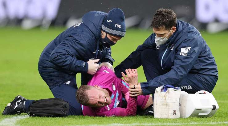 Kevin Vogt (Hoffenheim) đang lăn lộn trong đau đớn và trận đấu sẽ bị tạm dừng một chút để đội ngũ y tế có thể vào sân.