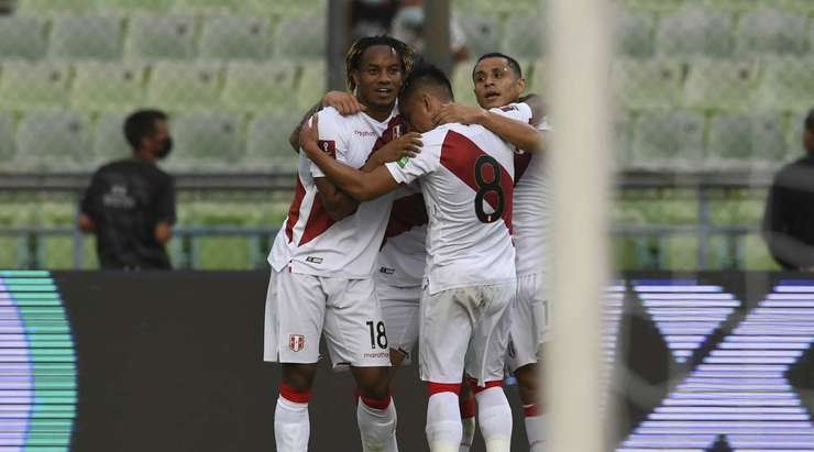 Christian Cueva (Peru) trình diễn khả năng đá phạt xuất sắc của mình. Bóng đi thẳng vào lưới, ngay sát mép dưới xà ngang. Một cú sút chuẩn xác!