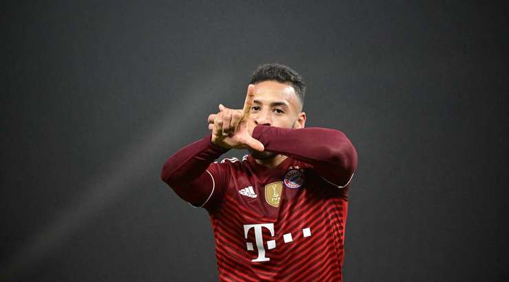 Vào rồi! Kingsley Coman thể hiện khả năng bao quát trận đấu bằng một đường chuyền dài vào đúng đà di chuyển của Corentin Tolisso (Bayern Munich), người đã đánh đầu chuẩn không cần chỉnh từ cự ly gần, đưa bóng đi đập đất vào chính giữa khung thành. Tỉ số là 0:1.