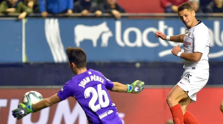 Thủ môn Perez Juan đã phải rất vất vả để đối phó với cú sút từ Chicharito (Sevilla). Cầu thủ này có khoảng trống sau khi nhận được một đường chuyền và sút về phía góc thấp bên phải, nhưng đã không chiến thắng được thủ môn.