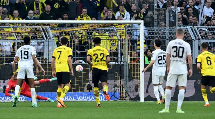 VÀO! Đó là một cú sút phạt đền hoàn hảo của Ramy Bensebaini (B. Monchengladbach) về phía bên phải khung thành, không có một chút cơ hội nào cho thủ môn Gregor Kobel để cản phá!