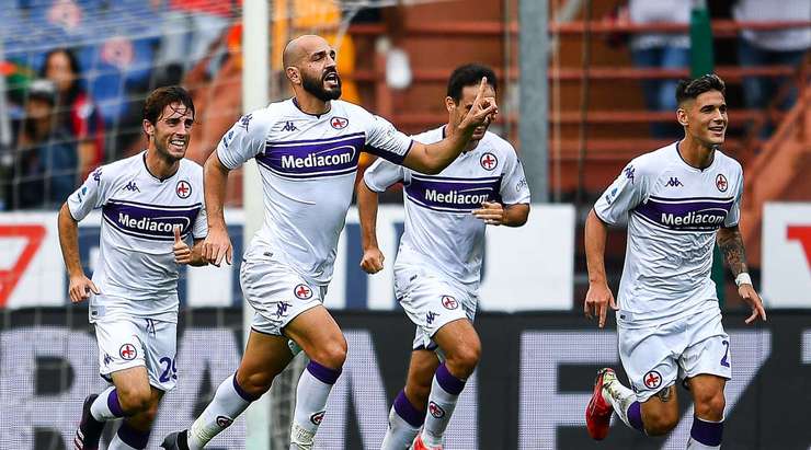 Vào! Riccardo Saponara (Fiorentina) đã không do dự tung cú sút ngay ngoài vòng cấm. Đó là một cú sút căng tuyệt đẹp, đánh bại thủ môn đối phương.