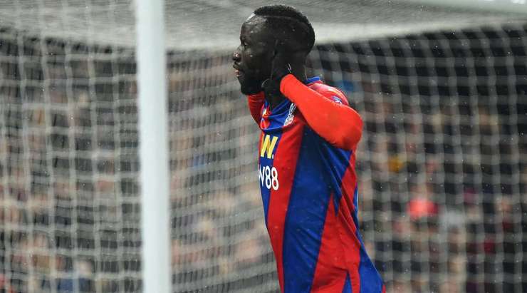 Bóng từ quả phạt góc đã trôi qua vòng cấm và Cheikhou Kouyate (Crystal Palace) chọn đúng vị trí để có thể tung ra một cú sút chính xác vào phía trong cột dọc bên trái.