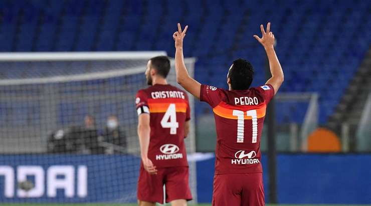 Một khoảng khắc ngoạn mục! Pedro (AS Roma) liên tiếp đi bóng vượt qua các hậu vệ đối phương và có đủ khoảng trống để tung một cú sút xa cực mạnh về phía khung thành. Các cổ động viên đã vỡ òa cảm xúc khi bóng đi thẳng vào góc thấp bên trái mành lưới. Bảng tỉ số đã được cập nhật: 2:0.