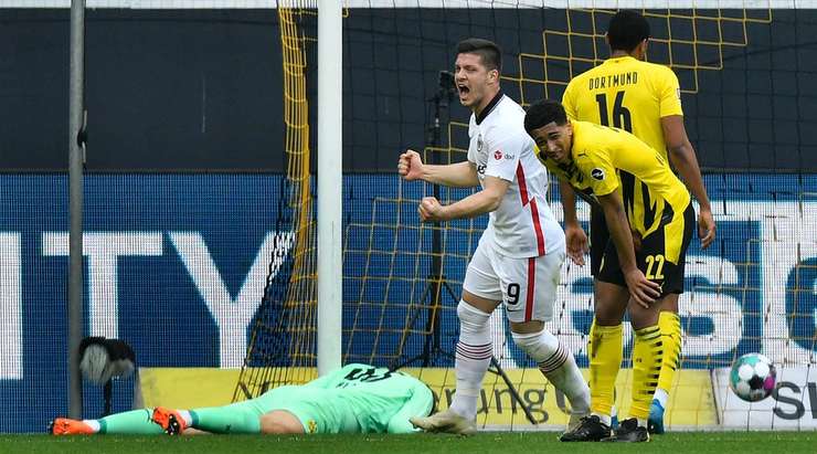 Đó là một bàn phản lưới nhà! Một tình huống rất đáng tiếc đối với Nico Schulz (Dortmund), người đã rất cố gắng ngăn chặn một quả tạt của đối phương vào vòng 5m50, nhưng rốt cuộc anh lại đánh đầu vào lưới. Tỉ số là 0:1.