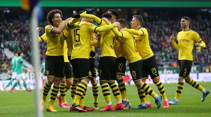 Jadon Sancho thực hiện một đường căng ngang từ quả phạt góc trước đó để đưa bóng đến vị trí của Dan-Axel Zagadou (Dortmund) ở bên trong vòng cấm. Cầu thủ này dứt điểm và ghi bàn, đưa bóng vào sát mép trong cột dọc bên phải. Một pha kết thúc xuất sắc. 0:1.