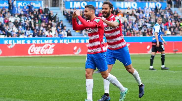 Vào! Jorge Molina treo bóng qua vòng cấm và Antonio Puertas (Granada CF) đón nó để đánh đầu vào lưới. Anh ấy thay đổi tỉ số thành 2:2.