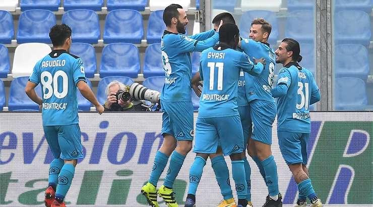 Martin Erlic (Spezia) thể hiện bản năng săn bàn của mình với một cú đánh đầu cận thành trong tình huống đá phạt góc. Bóng đi đập chân cột dọc bên phải vào lưới. Tỉ số đã được nâng lên – 1:1.