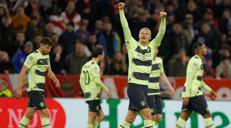 Erling Haaland (Manchester City) nhận một đường chuyền tốt trong vòng cấm và sút bóng vào nóc lưới. Một pha dứt điểm lạnh lùng!
