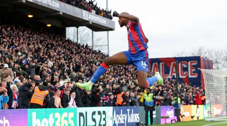 VÀO! Một pha kiến tạo xuất sắc của Jordan Ayew, người đóng vai trò then chốt trong việc tổ chức tấn công. Anh ấy dọn cỗ cho Jean-Philippe Mateta (Crystal Palace), người đánh bại Daniel Iversen với một cú sút tuyệt vời vào góc trái phía dưới. 2:1.