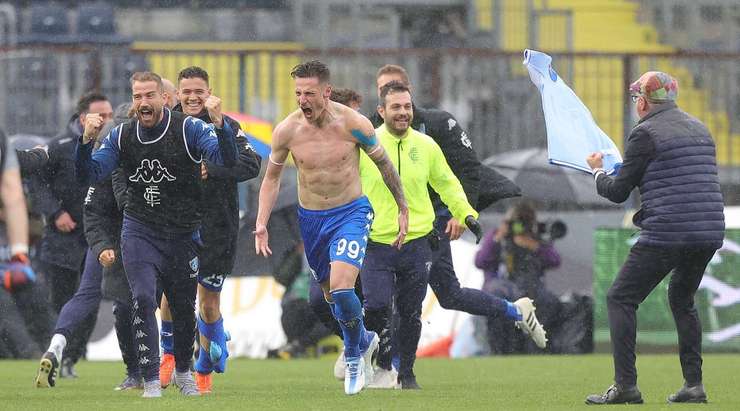 Andrea Pinamonti (Empoli) tìm thấy khoảng trống bên trong vòng cấm để đón một quả tạt đẹp mắt và tung cú sút mạnh vào mép trong cột dọc bên trái. Một cú dứt điểm tuyệt vời.