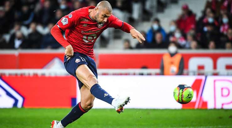 Burak Yilmaz (Lille) khống chế bóng gọn gàng sau một đường chuyền chính xác vào sâu bên trong vòng cấm và tung một cú sút về phía khung thành, nhưng thủ môn đã có pha cứu thua xuất sắc!