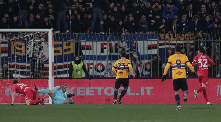 Vào! Manolo Gabbiadini (Sampdoria) đã có mặt đúng lúc đúng chỗ để lấy bóng bật ra trong vòng cấm, và anh ấy sút bóng đi chìm vào chính giữa mành lưới. Tỉ số là 1:2.