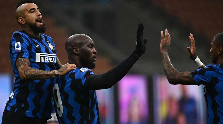 Vào! Romelu Lukaku (Inter) giành chiến thắng trên chấm phạt đền bằng một cú sút không thể cản phá, vượt qua tầm với của thủ môn Ivan Provedel vào góc phải khung thành.