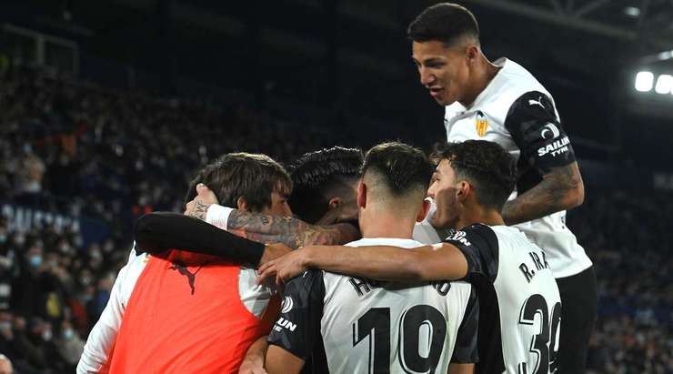 Một cú sút tuyệt vời! Carlos Soler (Valencia) thể hiện sự bình tĩnh tuyệt vời trong vòng cấm để tung một cú sút nhanh vào phía trong cột dọc bên phải. Tỉ số là 2:3.