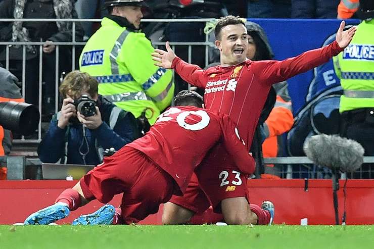 Bóng đã nằm trong lưới sau một pha dứt điểm xuất sắc của Xherdan Shaqiri (Liverpool)! Sadio Mane chọc khe rất sắc sảo và kiến tạo cơ hội cho Xherdan Shaqiri (Liverpool), người đã phản ứng rất nhanh để thoát xuống đối mặt với thủ môn và dứt điểm từ cự li gần vào góc thấp bên phải khung thành. Tỉ số bây giờ là 2:0.