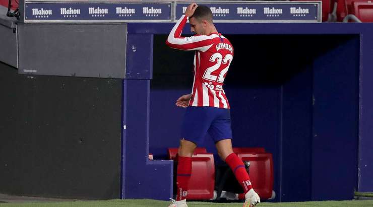 Thẻ đỏ! Mario Hermoso (Atl. Madrid) đã phải nhận quyết định rời sân từ trọng tài Jose Luis Gonzalez sau khi xem xét lại tình huống qua hệ thống VAR.