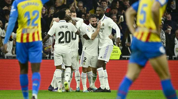 Một tuyệt phẩm ngay ngoài vòng cấm! Marco Asensio (Real Madrid) sút bóng với một tốc độ và lực sút kinh hoàng vào phía trong cột dọc bên trái.