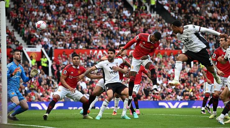 Kenny Tete (Fulham) bật cao hơn các hậu vệ đối phương trong vòng 5m50 để đón quả phạt góc và ghi bàn với một cú đánh đầu rất tốt vào góc trái mành lưới. Thủ môn đã không kịp phản ứng trong tình huống vừa rồi. Tỉ số bây giờ là 0:1.